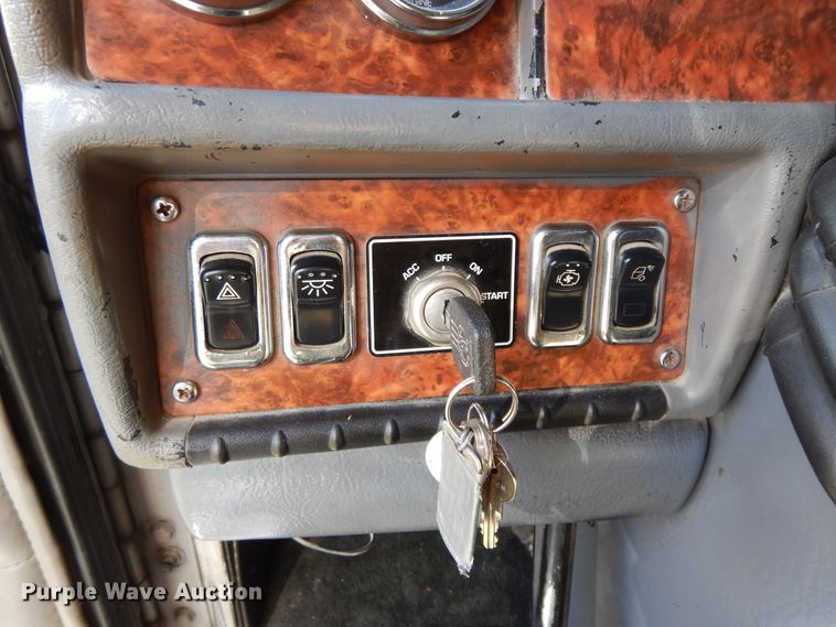 image for item GK9639 2005 Kenworth W900L  semi truck