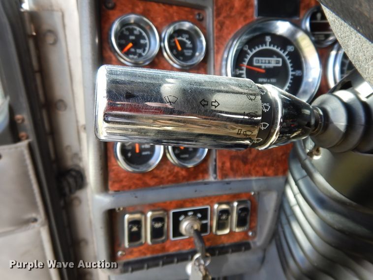 image for item GK9639 2005 Kenworth W900L  semi truck