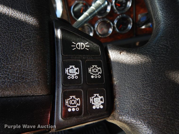 image for item GK9639 2005 Kenworth W900L  semi truck