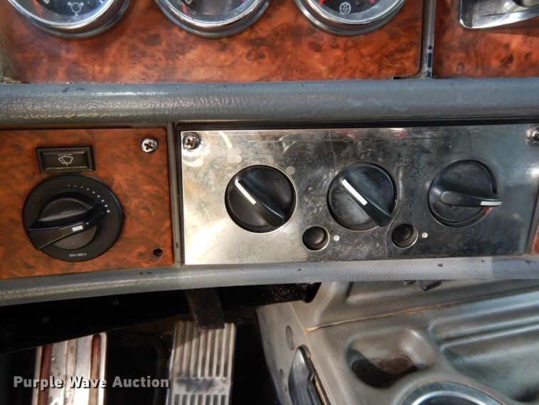 image for item GK9639 2005 Kenworth W900L  semi truck