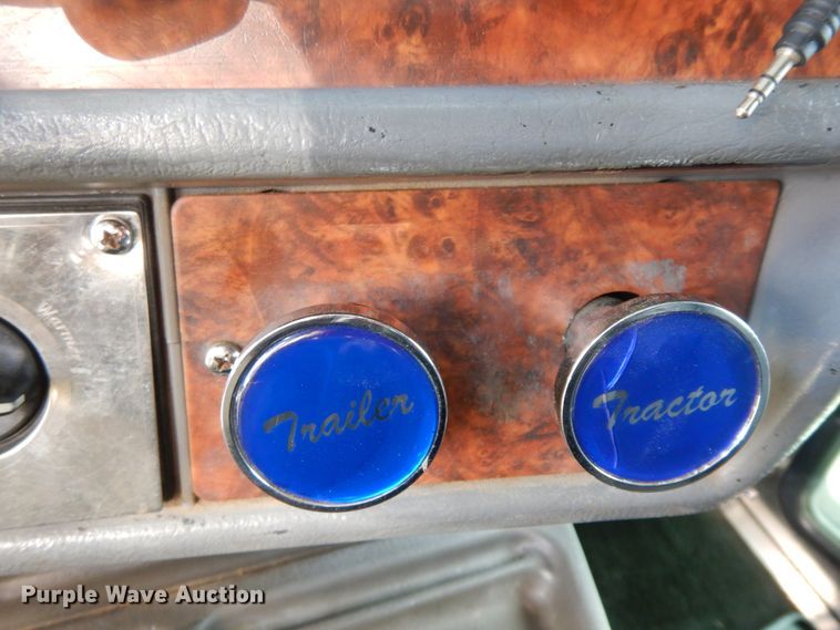 image for item GK9639 2005 Kenworth W900L  semi truck