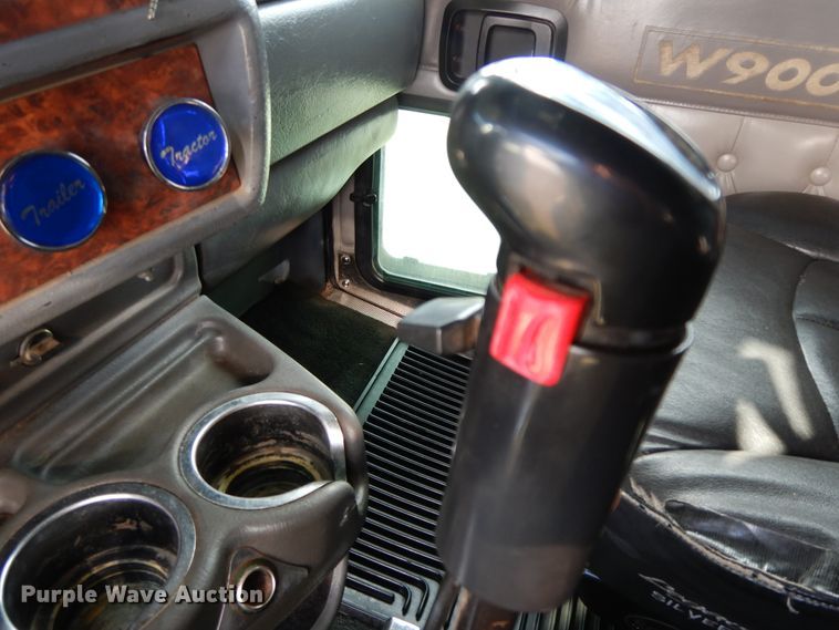 image for item GK9639 2005 Kenworth W900L  semi truck