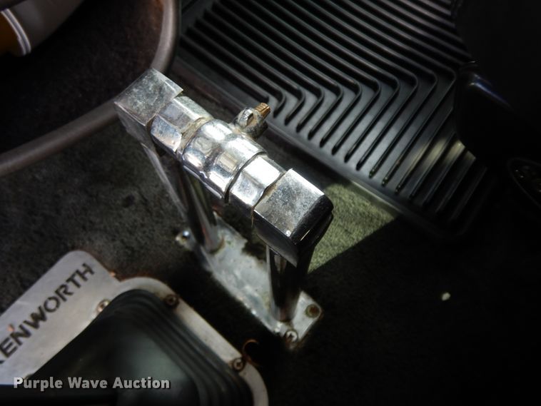 image for item GK9639 2005 Kenworth W900L  semi truck