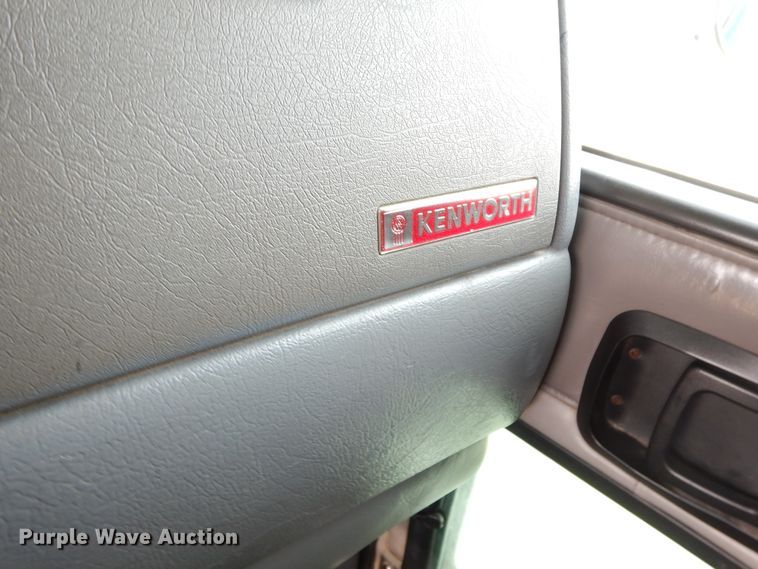 image for item GK9639 2005 Kenworth W900L  semi truck