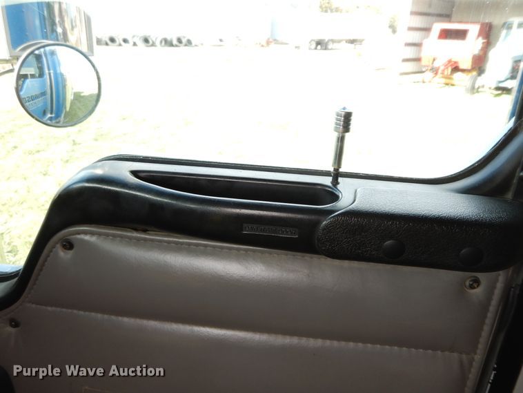 image for item GK9639 2005 Kenworth W900L  semi truck