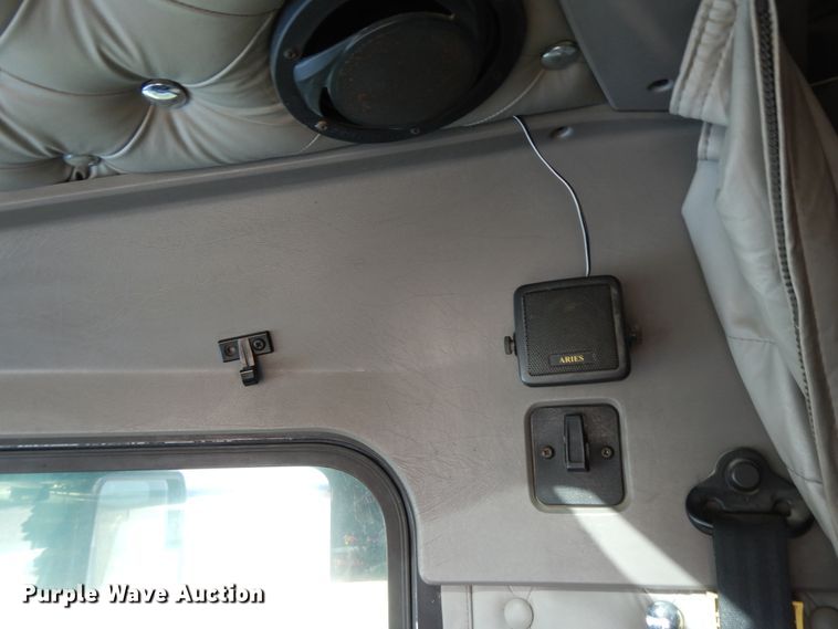 image for item GK9639 2005 Kenworth W900L  semi truck