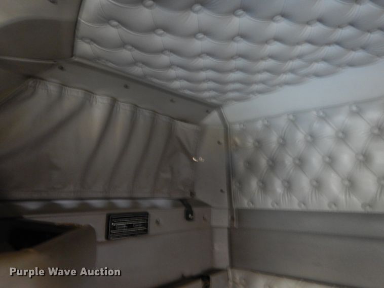 image for item GK9639 2005 Kenworth W900L  semi truck