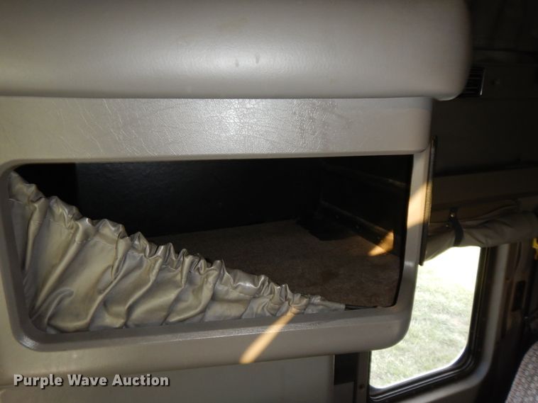 image for item GK9639 2005 Kenworth W900L  semi truck