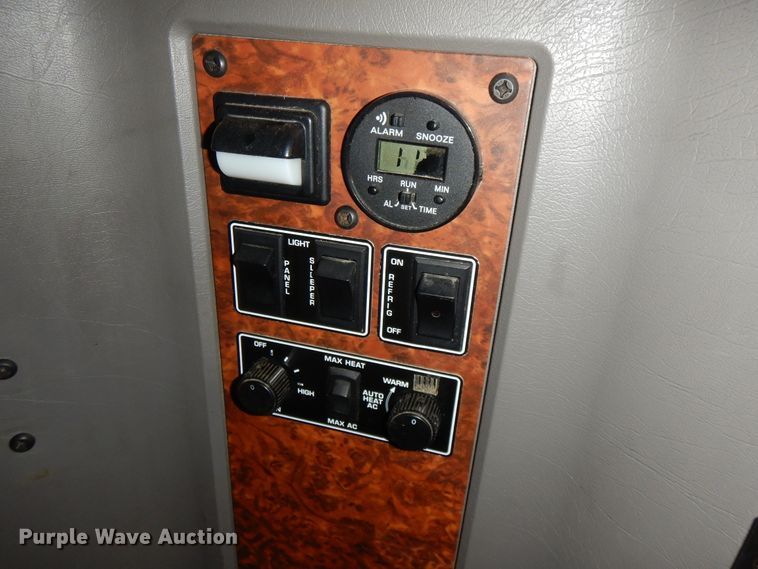 image for item GK9639 2005 Kenworth W900L  semi truck