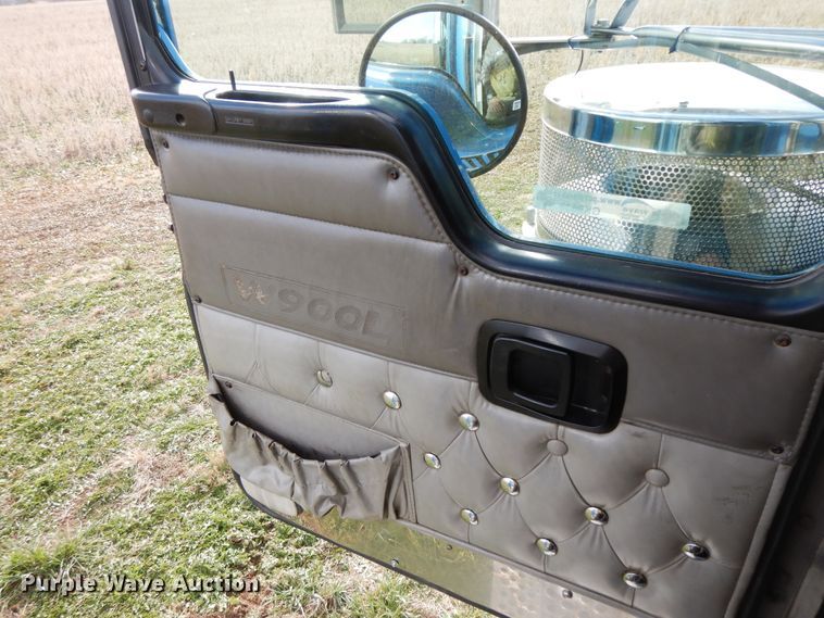 image for item GK9639 2005 Kenworth W900L  semi truck