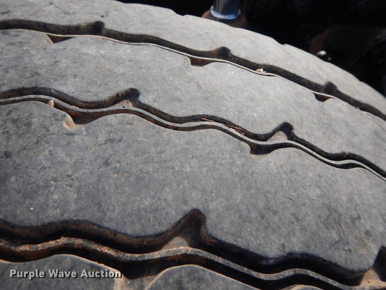 image for item GK9639 2005 Kenworth W900L  semi truck