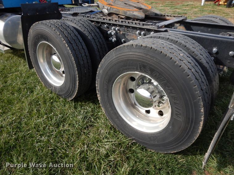 image for item GK9639 2005 Kenworth W900L  semi truck