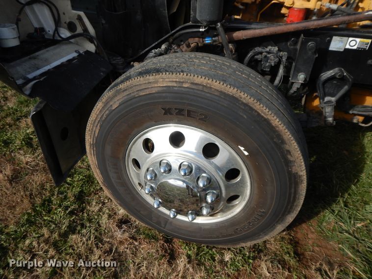 image for item GK9639 2005 Kenworth W900L  semi truck