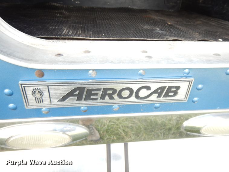 image for item GK9639 2005 Kenworth W900L  semi truck