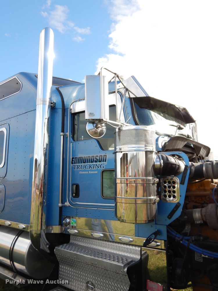 image for item GK9639 2005 Kenworth W900L  semi truck