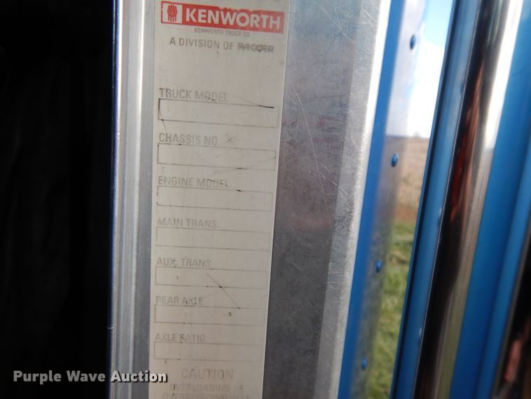 image for item GK9639 2005 Kenworth W900L  semi truck