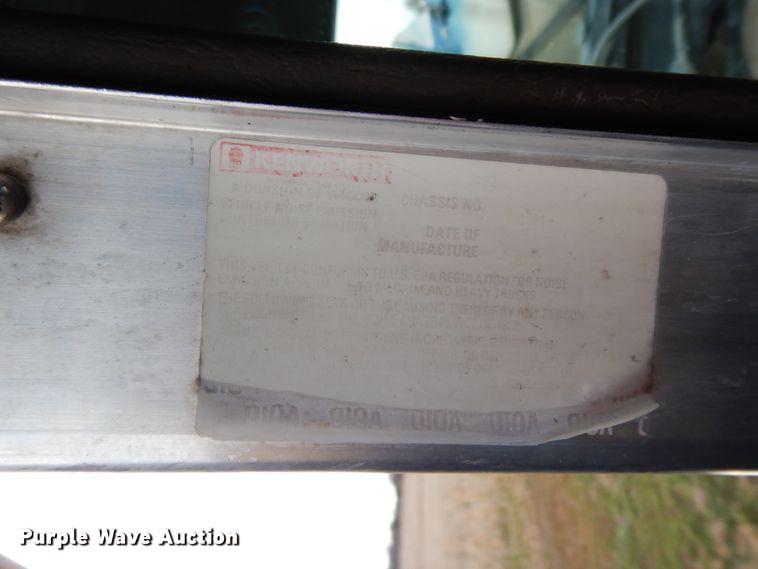 image for item GK9639 2005 Kenworth W900L  semi truck