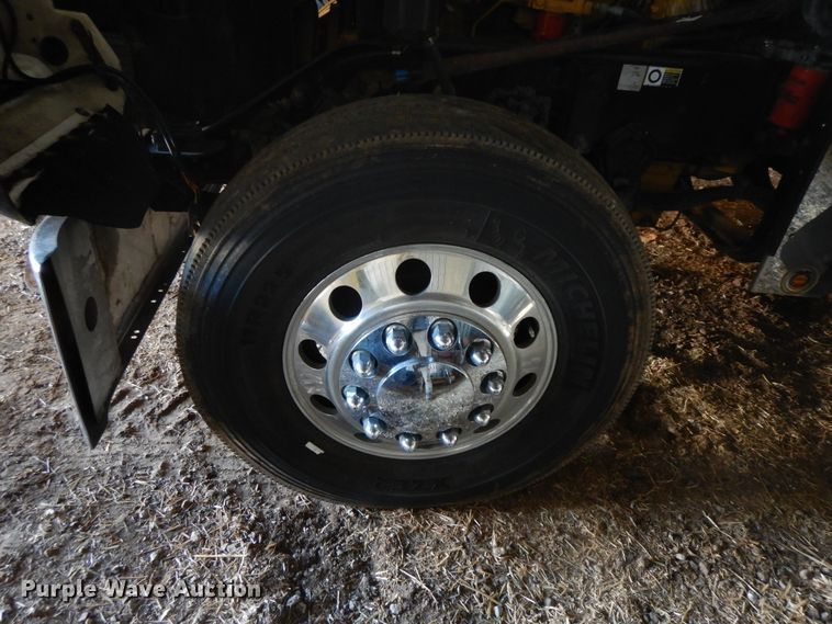 image for item GK9639 2005 Kenworth W900L  semi truck