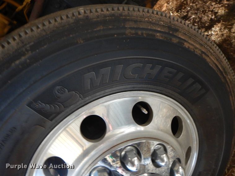 image for item GK9639 2005 Kenworth W900L  semi truck