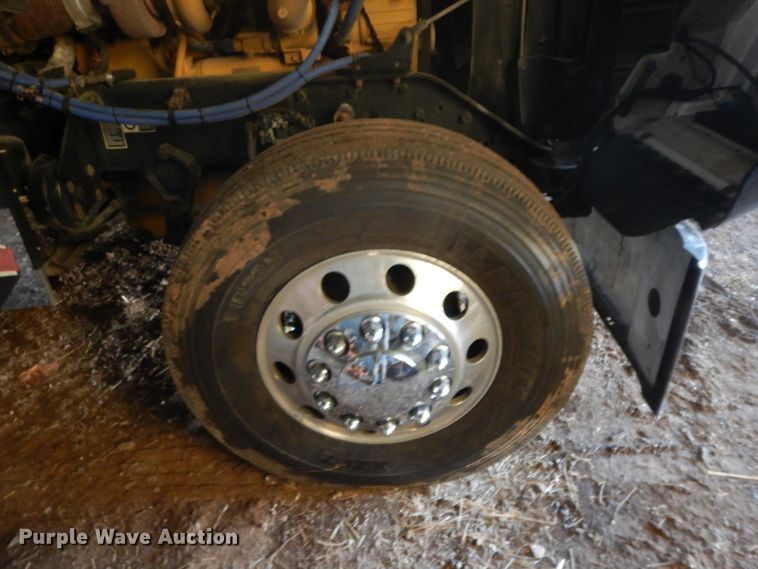 image for item GK9639 2005 Kenworth W900L  semi truck