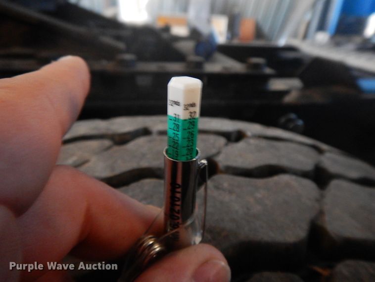 image for item GK9639 2005 Kenworth W900L  semi truck