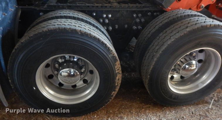 image for item GK9639 2005 Kenworth W900L  semi truck