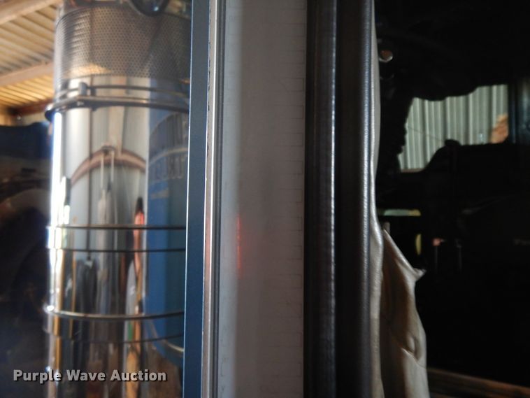 image for item GK9639 2005 Kenworth W900L  semi truck