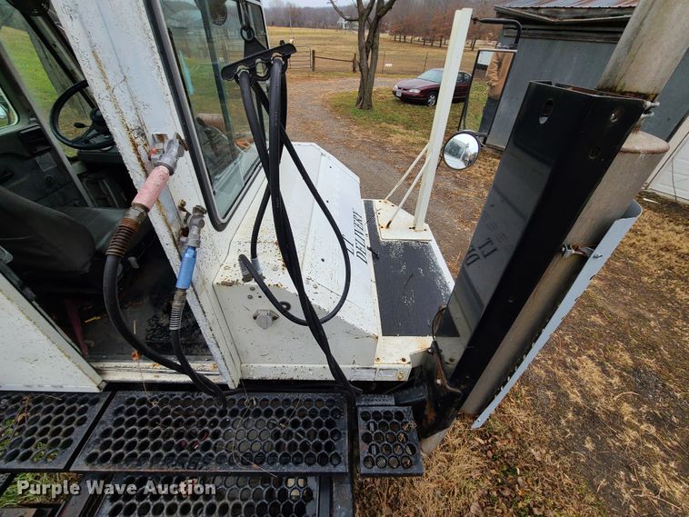 image for item GY9652 2005 Kalmar 30  yard truck