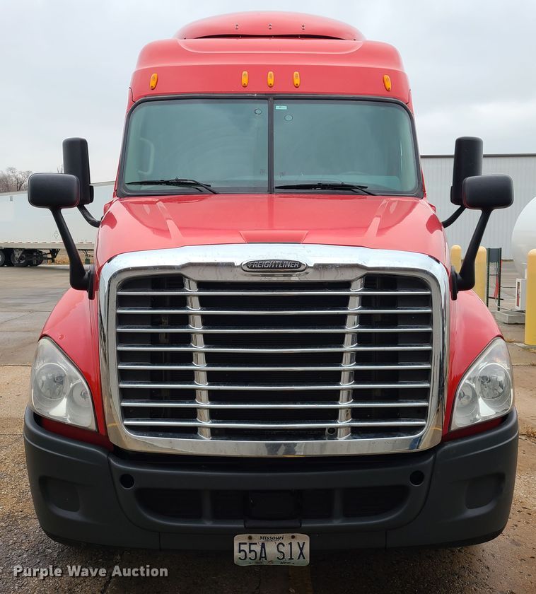 image for item GY9654 2014 Freightliner Cascadia  semi truck