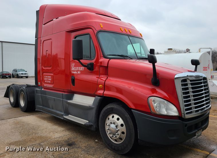 image for item GY9654 2014 Freightliner Cascadia  semi truck