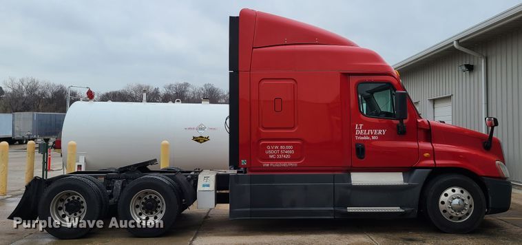 image for item GY9654 2014 Freightliner Cascadia  semi truck