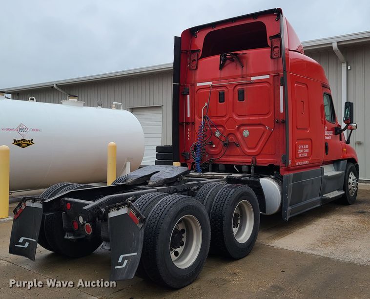 image for item GY9654 2014 Freightliner Cascadia  semi truck