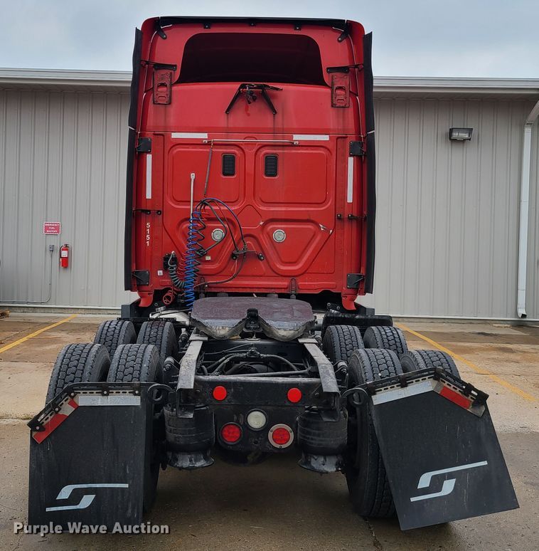 image for item GY9654 2014 Freightliner Cascadia  semi truck