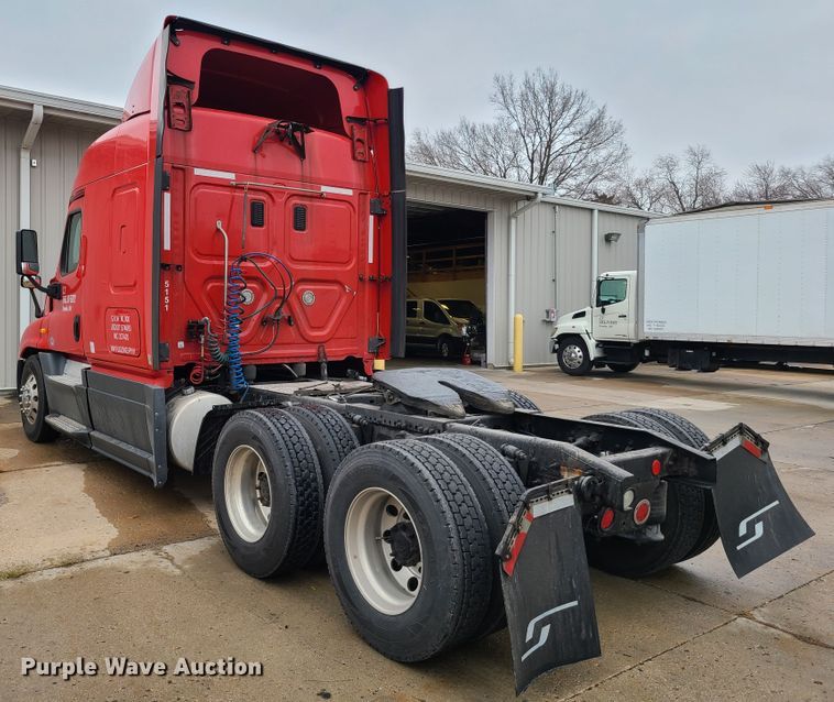 image for item GY9654 2014 Freightliner Cascadia  semi truck