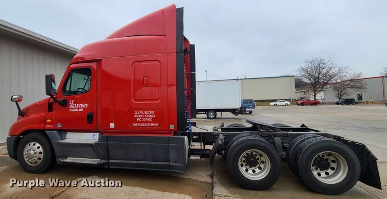 image for item GY9654 2014 Freightliner Cascadia  semi truck