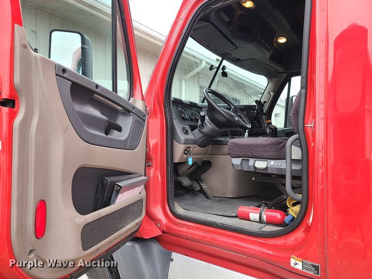 image for item GY9654 2014 Freightliner Cascadia  semi truck