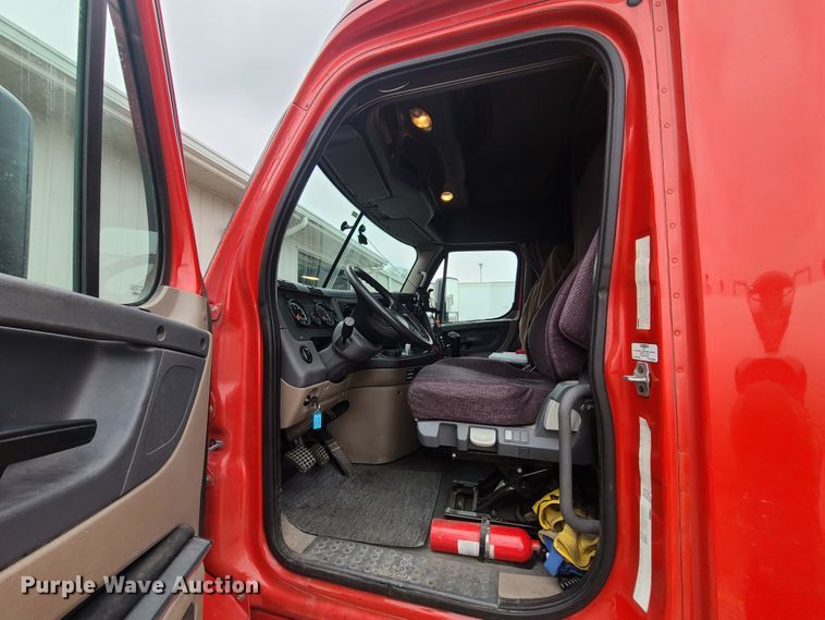 image for item GY9654 2014 Freightliner Cascadia  semi truck