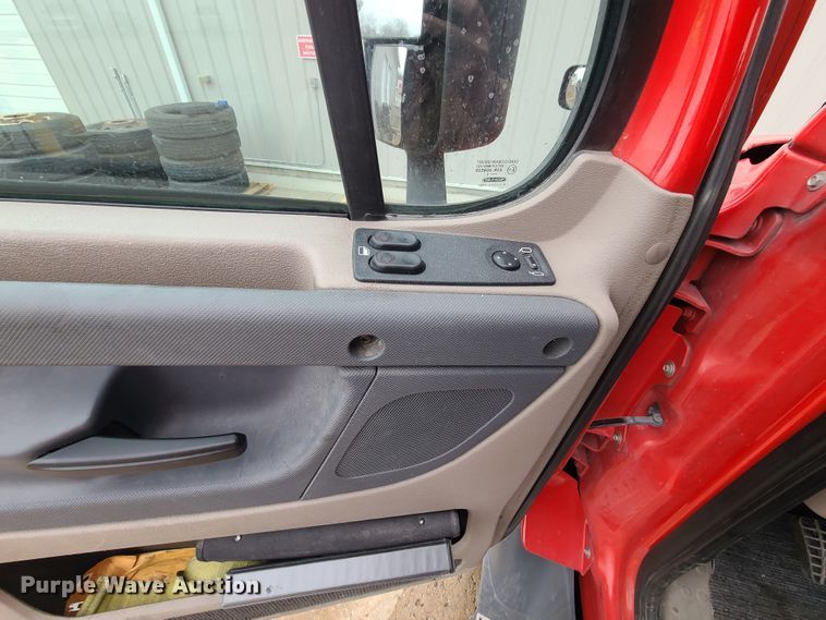 image for item GY9654 2014 Freightliner Cascadia  semi truck