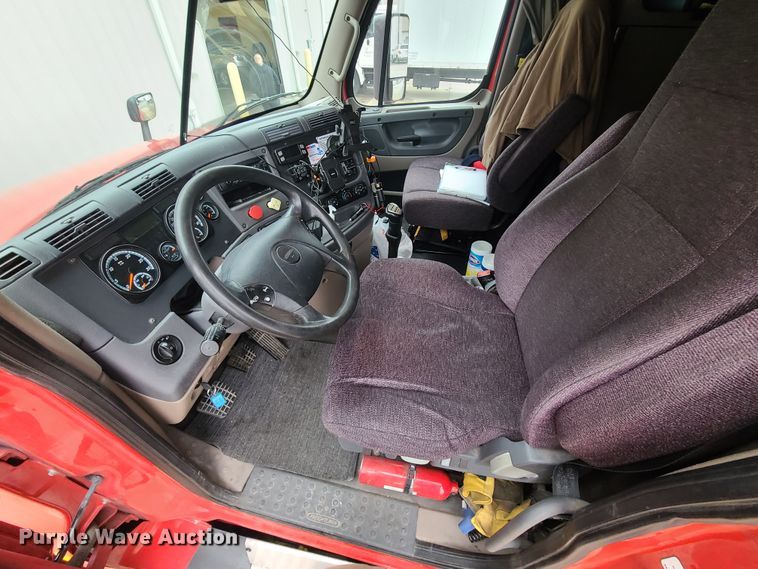 image for item GY9654 2014 Freightliner Cascadia  semi truck