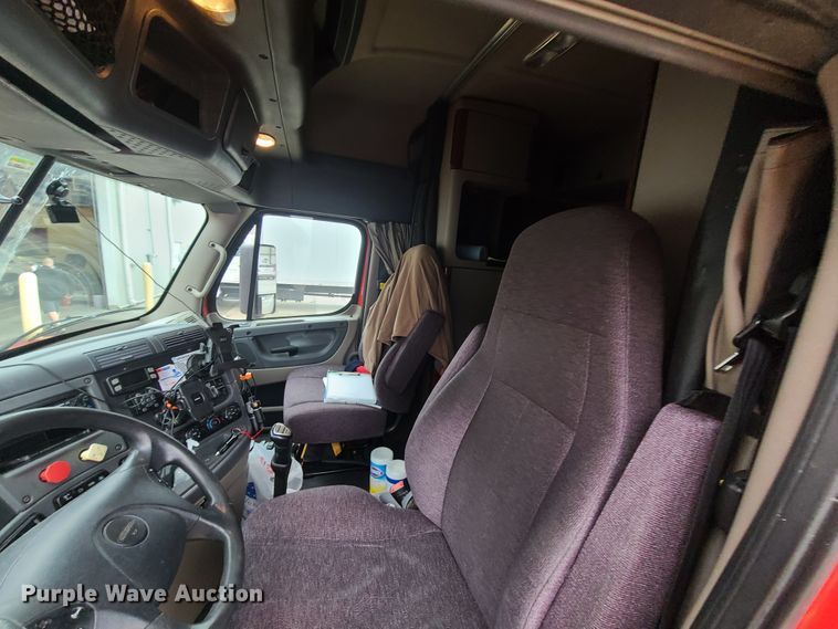 image for item GY9654 2014 Freightliner Cascadia  semi truck