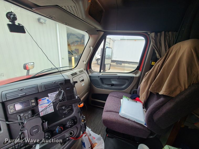 image for item GY9654 2014 Freightliner Cascadia  semi truck