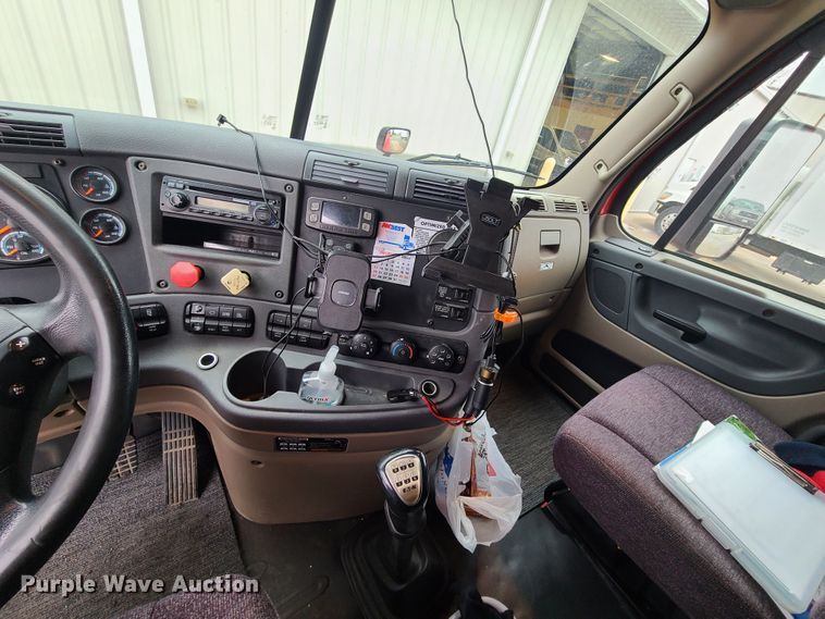 image for item GY9654 2014 Freightliner Cascadia  semi truck