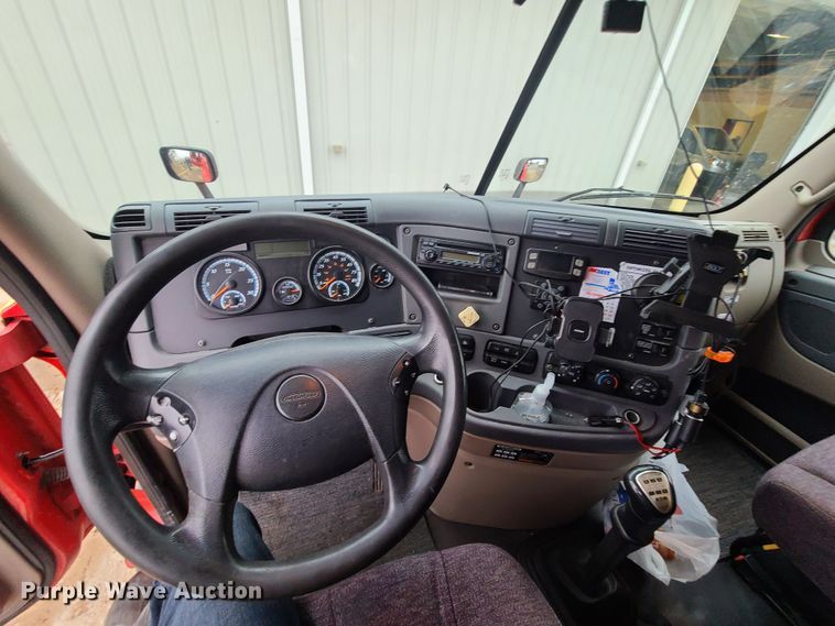 image for item GY9654 2014 Freightliner Cascadia  semi truck