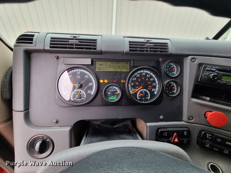 image for item GY9654 2014 Freightliner Cascadia  semi truck