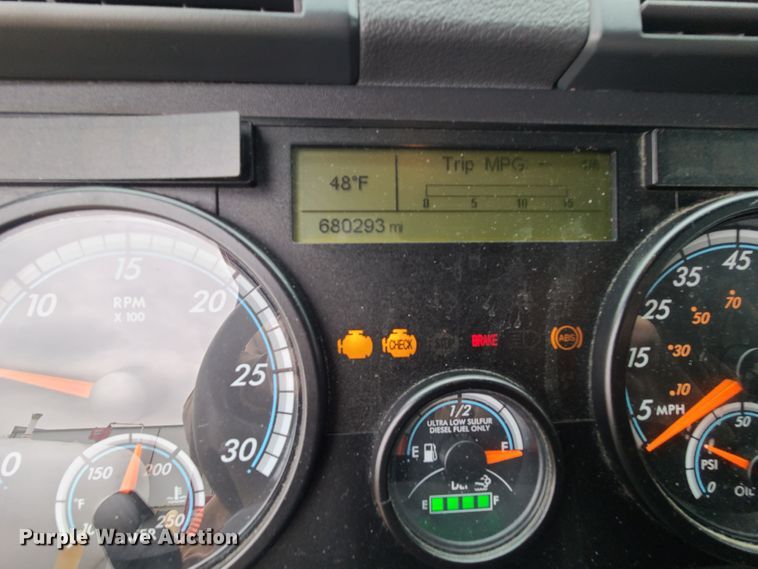 image for item GY9654 2014 Freightliner Cascadia  semi truck