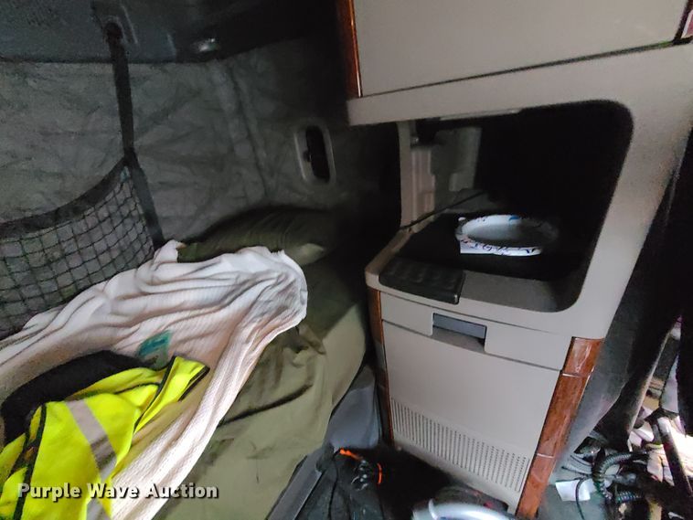 image for item GY9654 2014 Freightliner Cascadia  semi truck