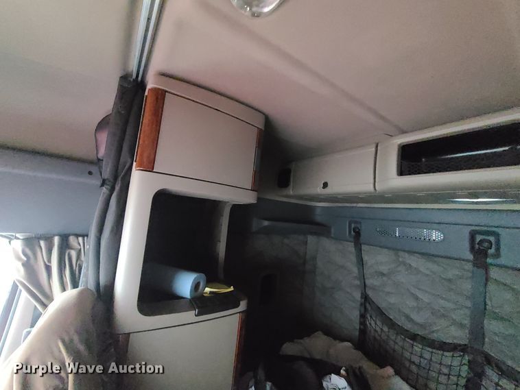 image for item GY9654 2014 Freightliner Cascadia  semi truck