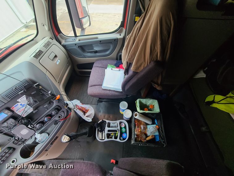 image for item GY9654 2014 Freightliner Cascadia  semi truck