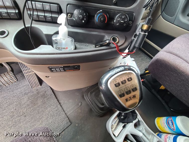 image for item GY9654 2014 Freightliner Cascadia  semi truck