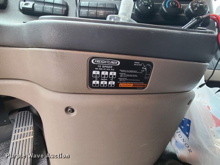 image for item GY9654 2014 Freightliner Cascadia  semi truck